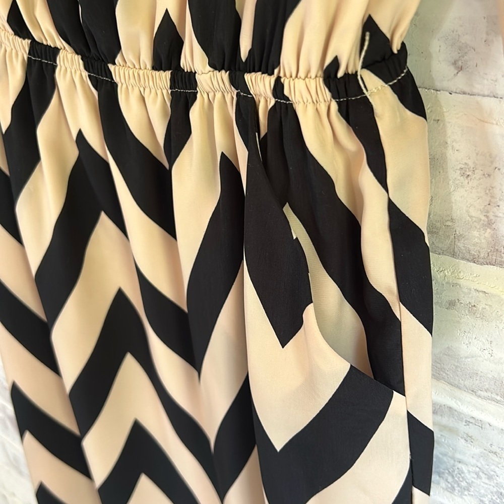 Gianni Bini Women’s Chevron Dress Above the Knee Tan Black Career Pockets Sz XS - Picture 5 of 7